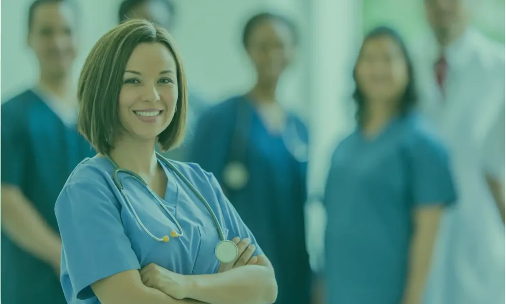 Professionnelle de santé et son équipe en arrière plan