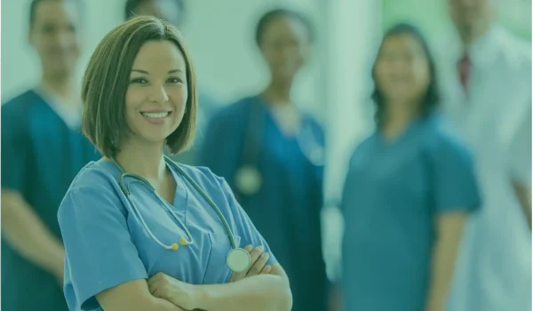 Professionnelle de santé et son équipe en arrière plan
